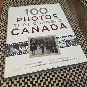 100 Photos That Changed Canada – Hardcover Book (White)